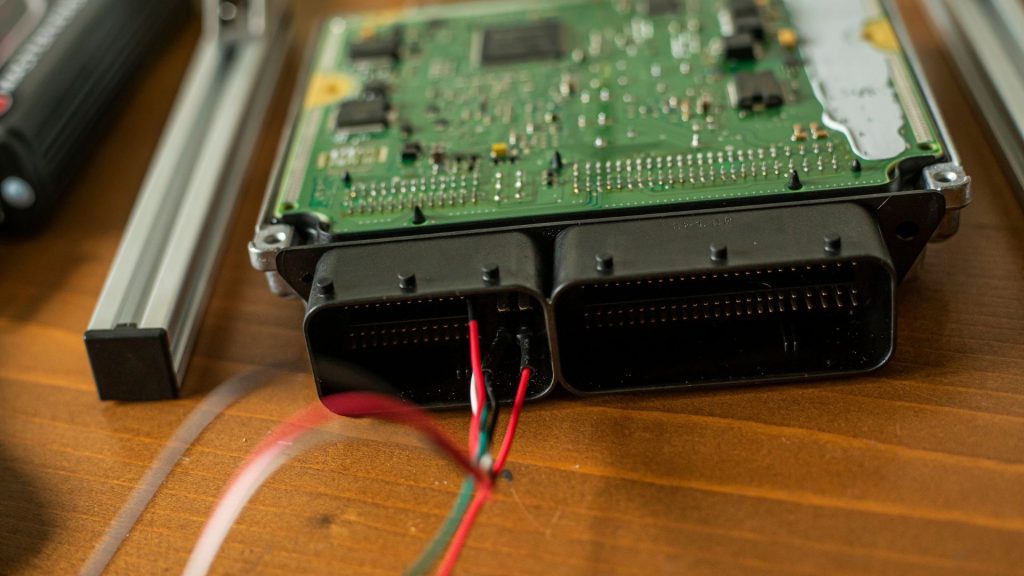 komponen ecu mobil