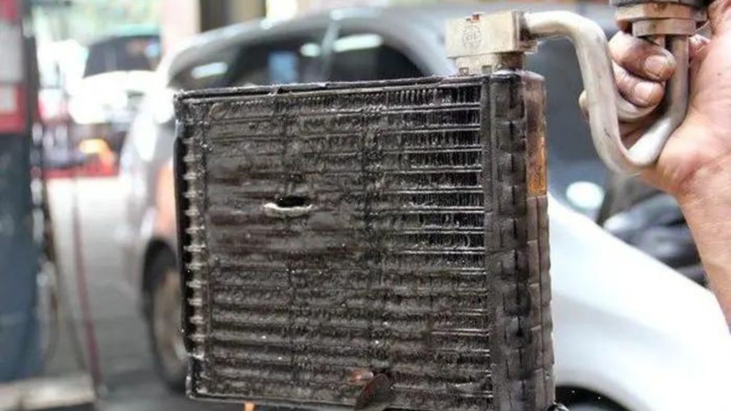 Evaporator AC Mobil Bocor