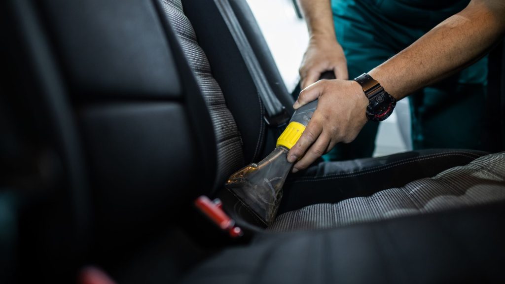 cara membersihkan kabin mobil