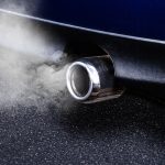 mobil mengeluarkan asap putih