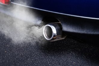 mobil mengeluarkan asap putih