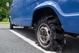 ban mobil meledak