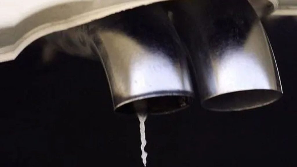 knalpot mobil keluar air